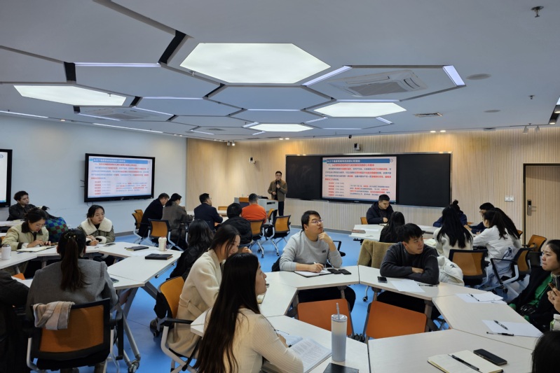 学校举办第六期“轻大学工 聚力...